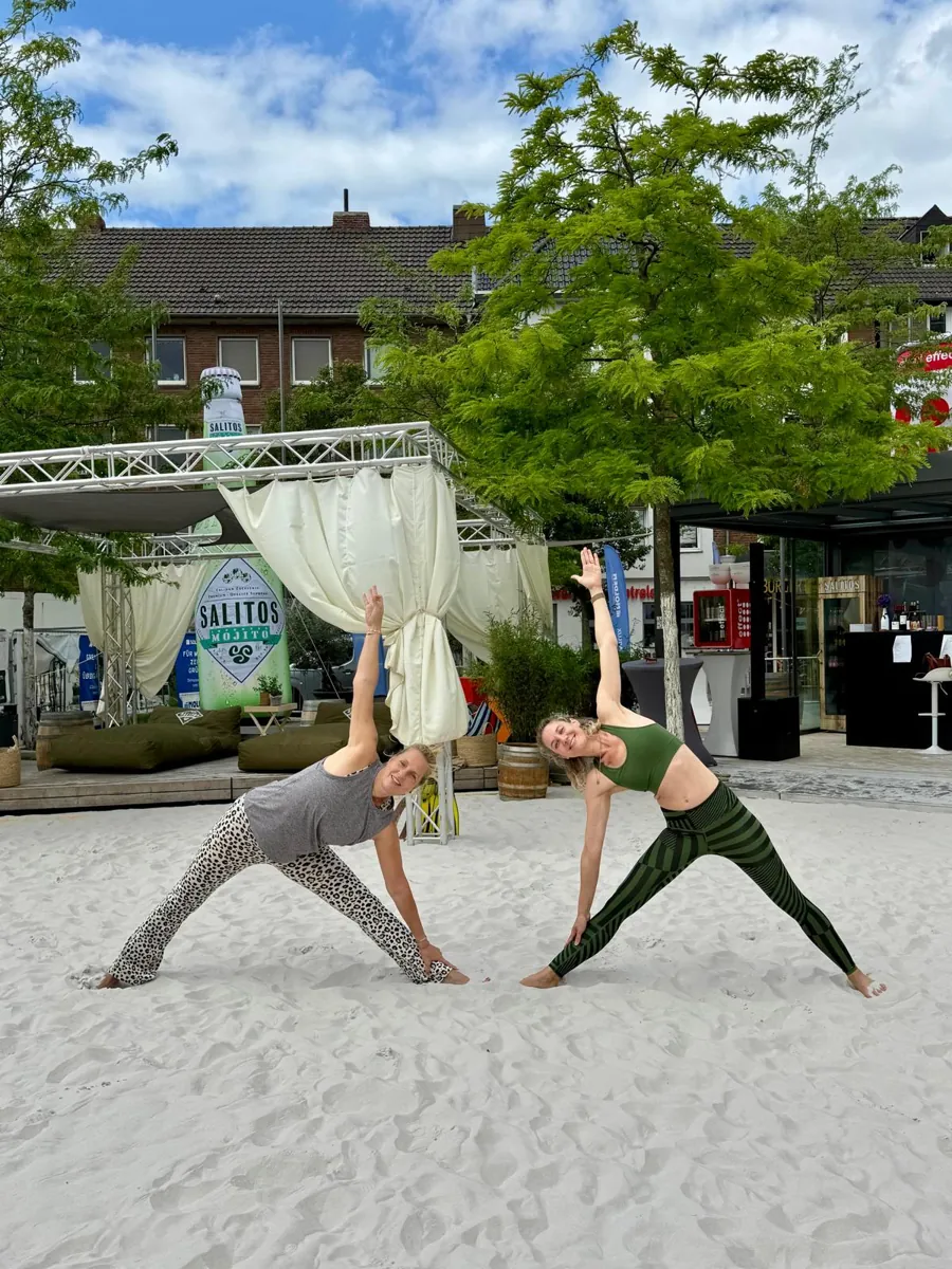 Nadja Grap und Michaela Mandelartz beim Beachyoga am City Beach Düren