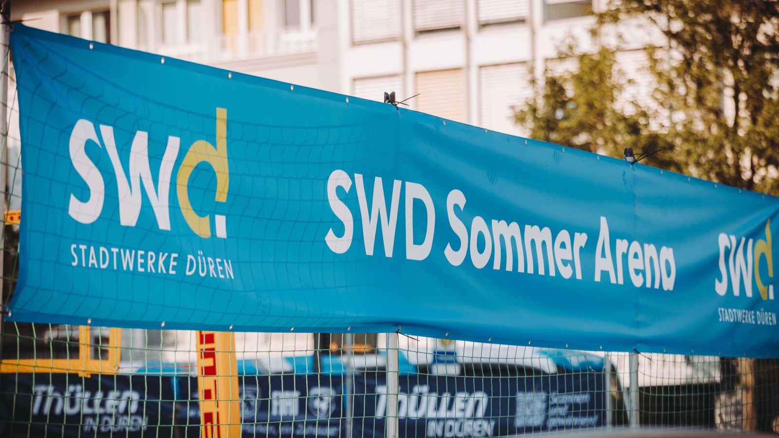 SWD Sommer Arena – Banner am Beachvolleyballfeld des StadtStrand Düren