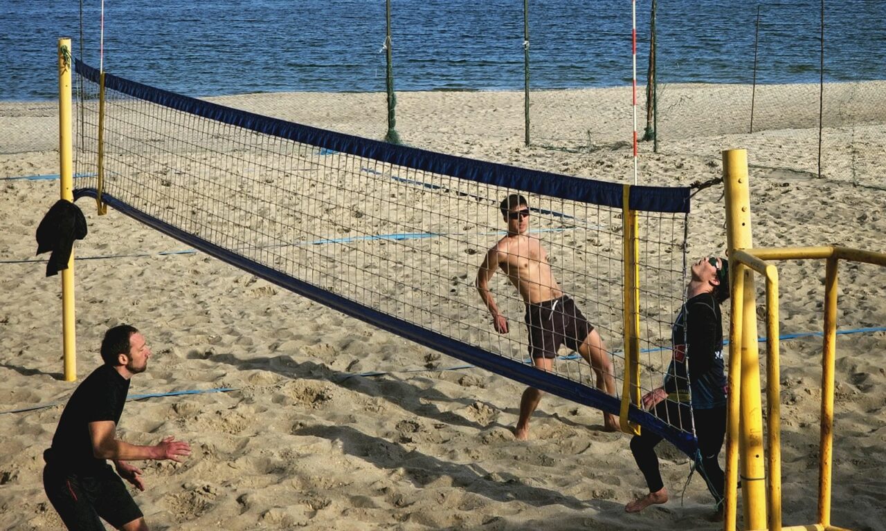 City Beach – Beachvolleyball Stimmung Beachvolleyball am Netz in der Sommersonne