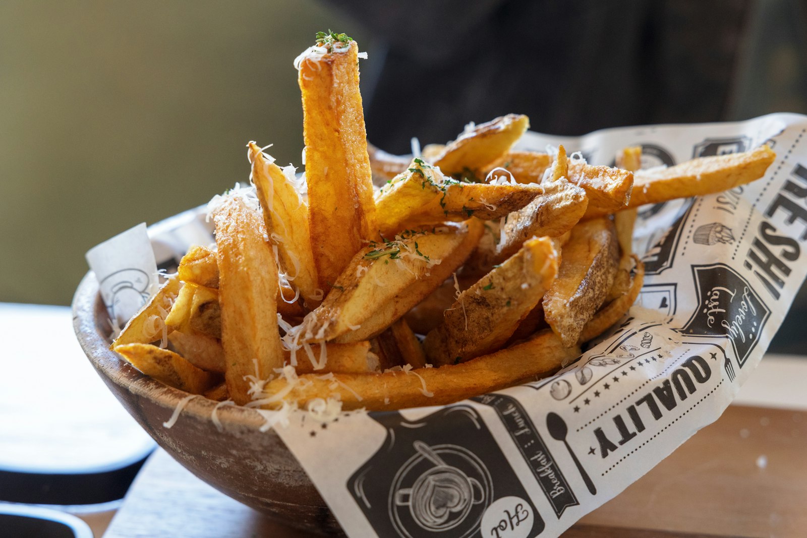 Trüffelpommes mit Parmesan, frisch serviert