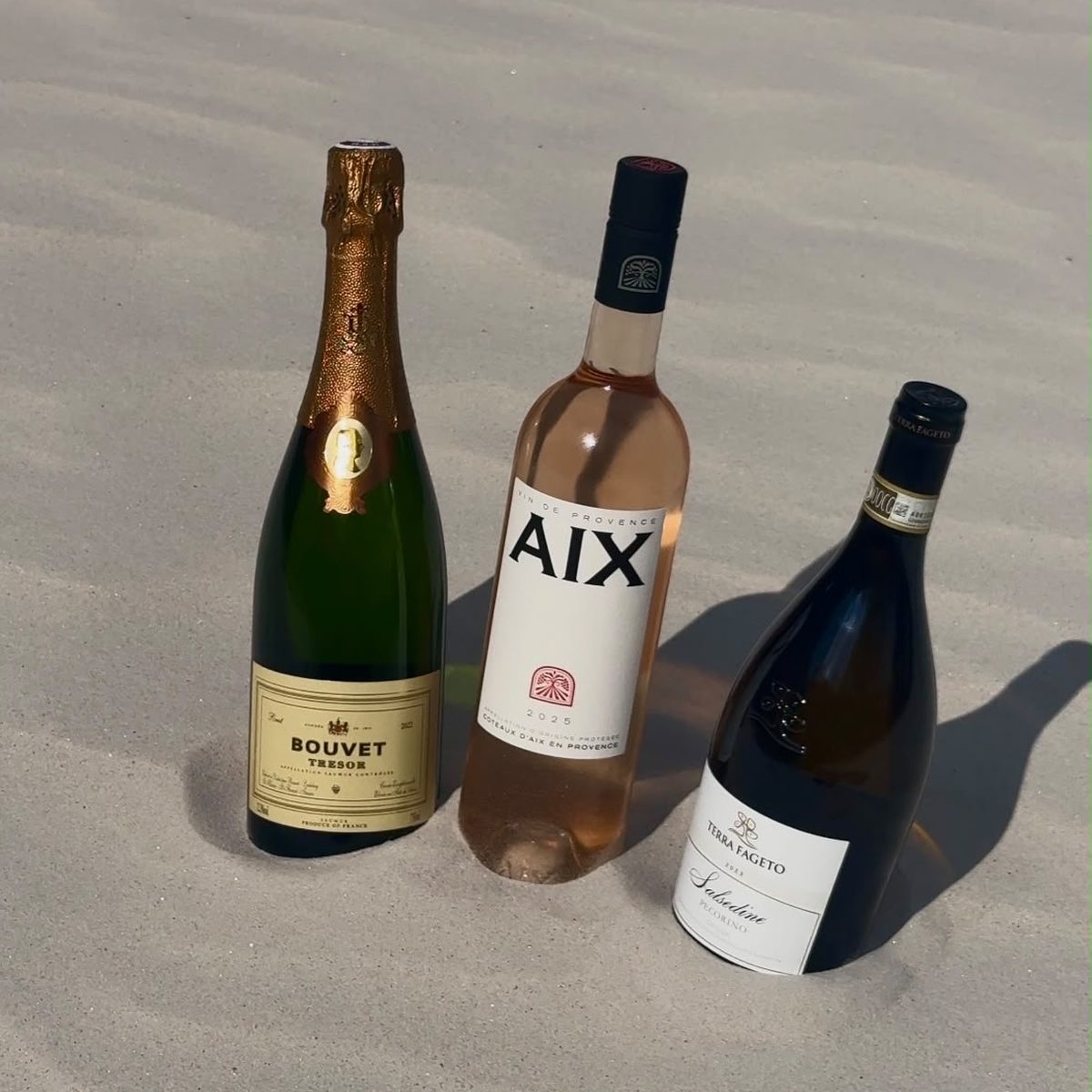 Drei sommerliche Weine im Sand des City Beach: Bouvet Trésor Brut, AIX Rosé aus der Provence und Terra Fageto Salsedine Pecorino
