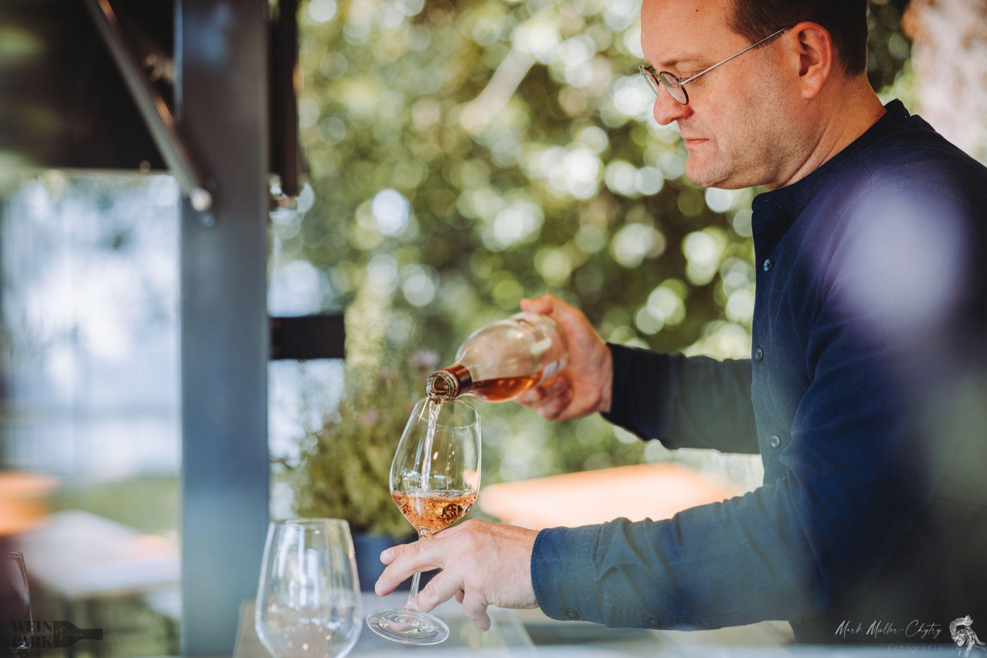 Wein wird frisch eingeschenkt